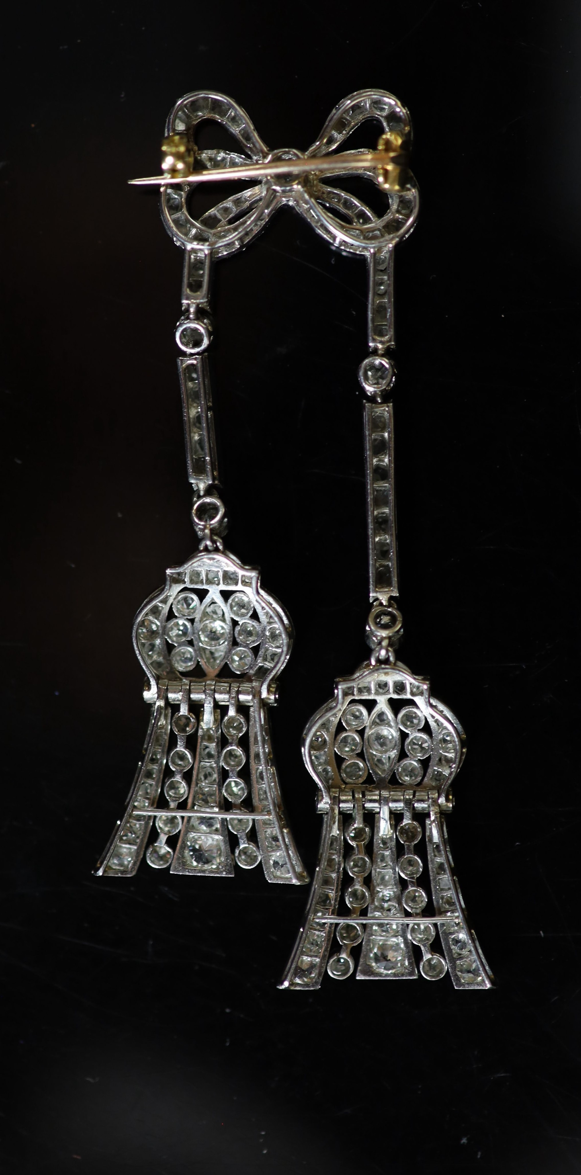 A good cased Belle Epoque white gold and millegrain set diamond encrusted graduated 'chandelier' drop brooch